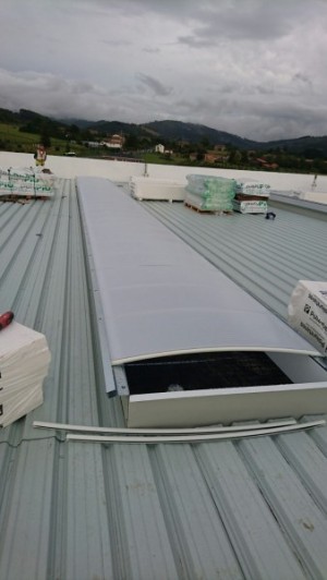 Montaje de #policarbonato curvo en #cubierta #chapa #metálica