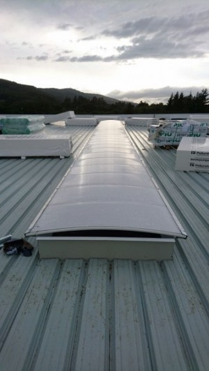 Montaje de #policarbonato curvo en #cubierta #chapa #metálica