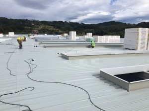 Montaje de #policarbonato curvo en #cubierta #chapa #metálica