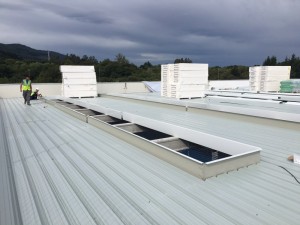 Montaje de #policarbonato curvo en #cubierta #chapa #metálica