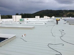 Montaje de #policarbonato curvo en #cubierta #chapa #metálica