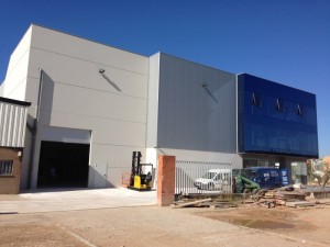 Muro Cortina con Panel sandwich liso de fachada