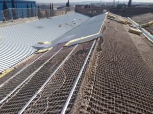 Cubierta metálica de chapa grecada, aislamiento lana mineral, perfilería metálica tipo omega y policarbonato compacto