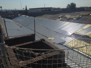 Cubierta metálica de chapa grecada, aislamiento lana mineral, perfilería metálica tipo omega y policarbonato compacto