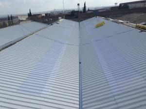 Cubierta metálica de chapa grecada, aislamiento lana mineral, perfilería metálica tipo omega y policarbonato compacto