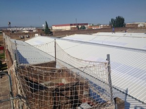 Cubierta metálica de chapa grecada, aislamiento lana mineral, perfilería metálica tipo omega y policarbonato compacto