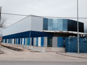 Fachada metálica acero lacada, policarbonato celular, muro cortina y vallado chapa metálica perforada acero lacada