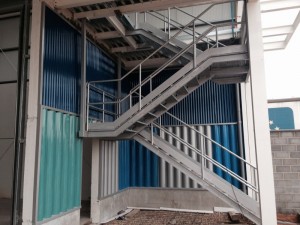 Fachada metálica chapa acero lacada, acceso a oficinas