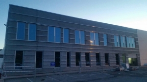 Fachada metálica aluminio Nave Lontana, rastrelado con perfil metálico