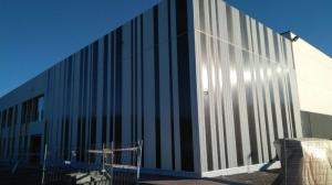 Fachada metálica aluminio Nave Lontana