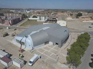 Suministros y montaje de cubierta de chapa metálica:  chapa autoprtante, rastrelado de perfil metálico, aislamiento lana mineral, tablero aglomerado hidrófugo, láminas geotextiles 