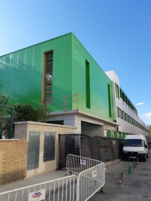 Fachada de panel sandwich verde clorofila