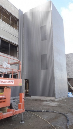 Fachada de chapa perfil grecado