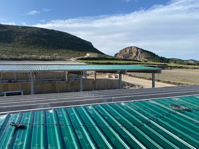 Adjudicación de cubierta de chapa grecada para explotación ganadera. 4.000 m2