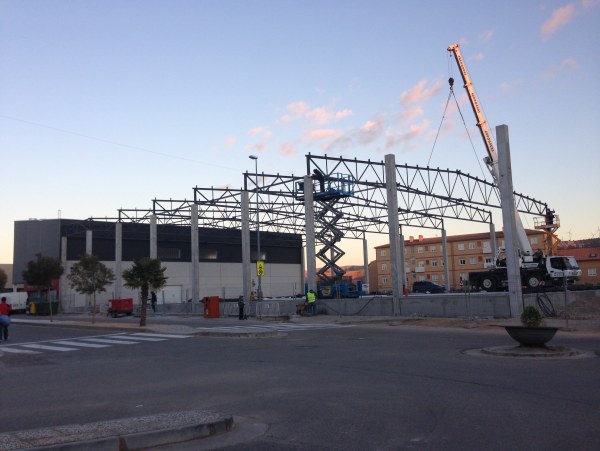 Cubierta Polideportivo María de Huerva: Montaje estructura metálica