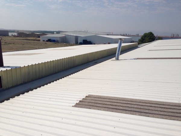 Iron Proyect SL adjudicataria de la rehabilitación de cubiertas y cambio de lucernarios en las nuevas instalaciones adquiridas de SMR Automotive Systems Spain. Épila (Zaragoza)
